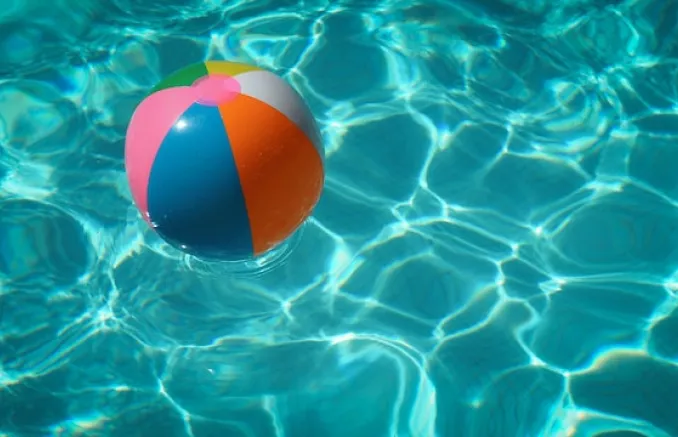 Photo d'un ballon de plage dans l'eau d'une piscine
