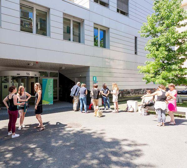 Etudiants devant le bâtiment E